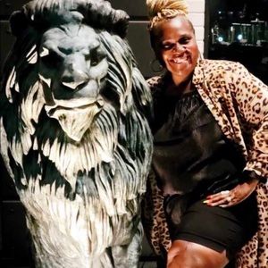 Meet your Posher, Della